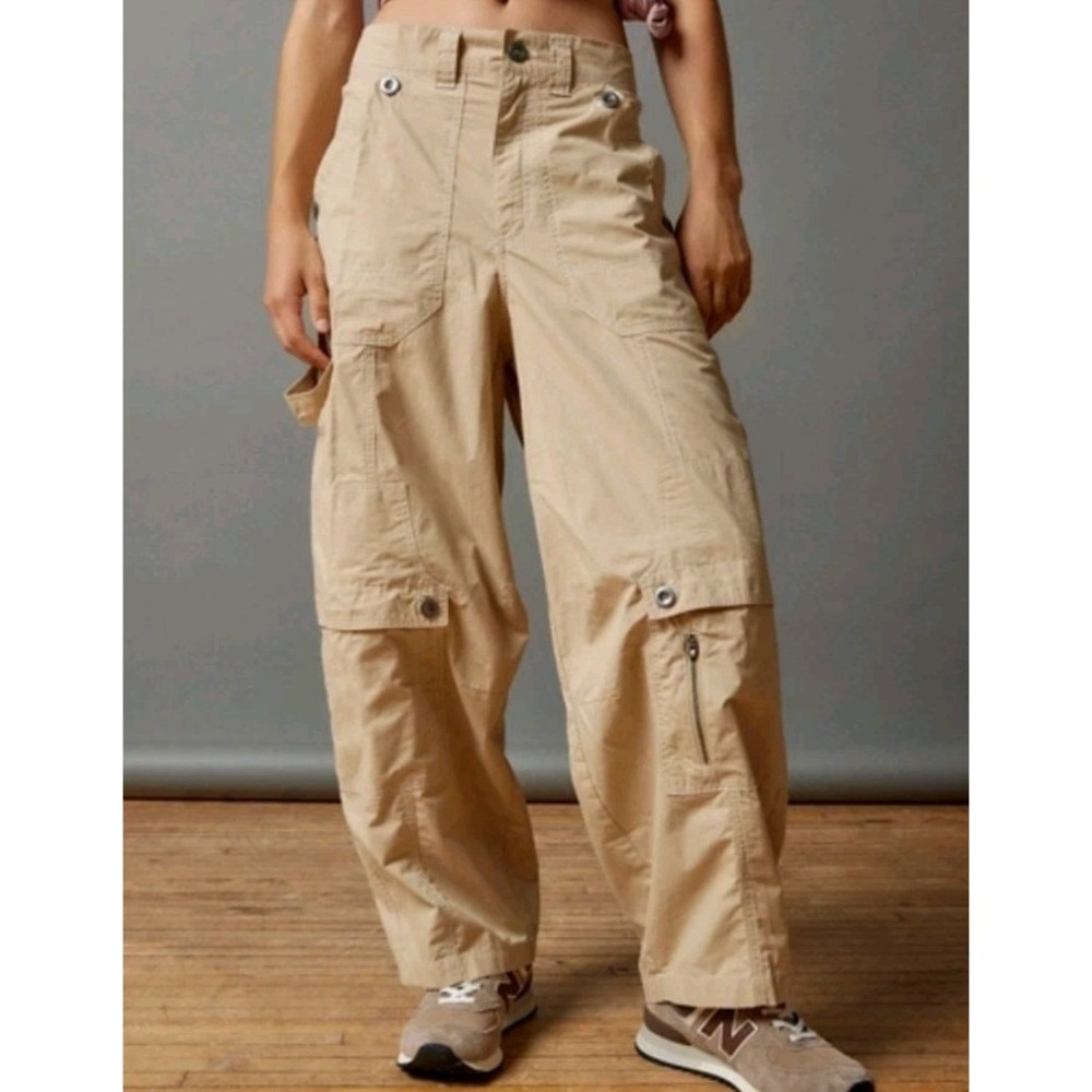 Urban Outfitters BDG Rih Baggy Cargo Pants NWT Size 6 Beige Twill Lightweight